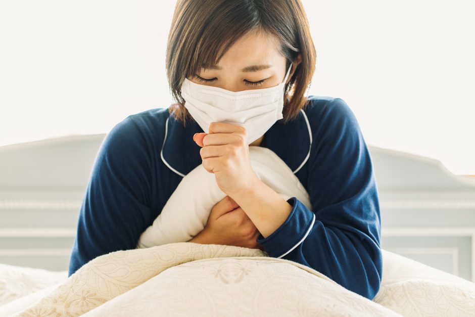 インフルエンザで寝込む女性