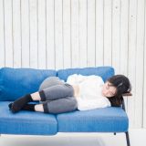 ソファで横たわる女性