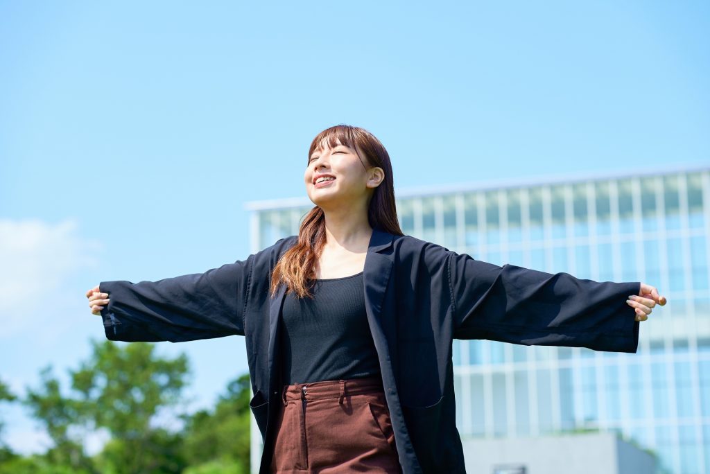 息を吸い込む女性