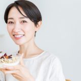 食べる女性