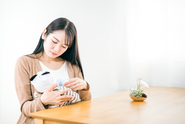 夜泣きする赤ちゃんをあやす女性