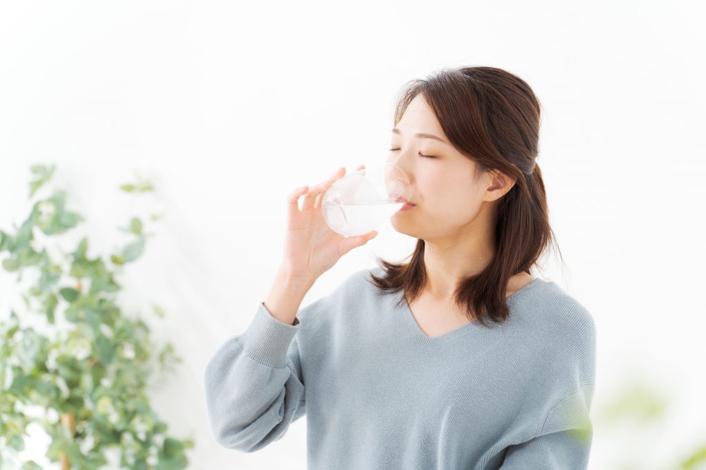 水を飲む女性