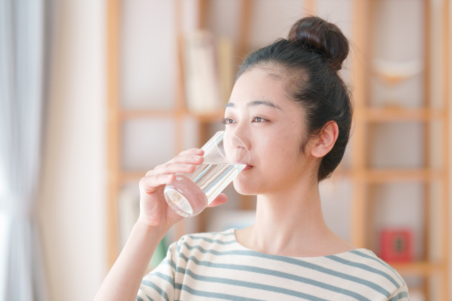 水を飲む女性